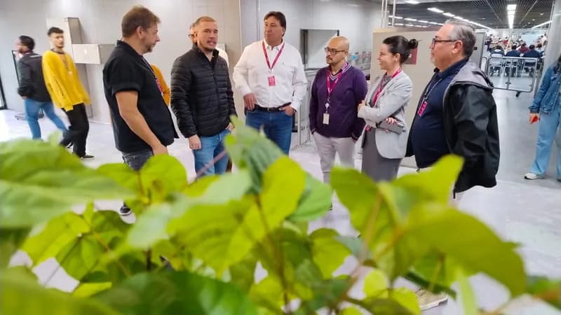 Prefeitura distribui mais de 1.000 mudas de árvores nativas da Mata Atlântica em evento empresarial