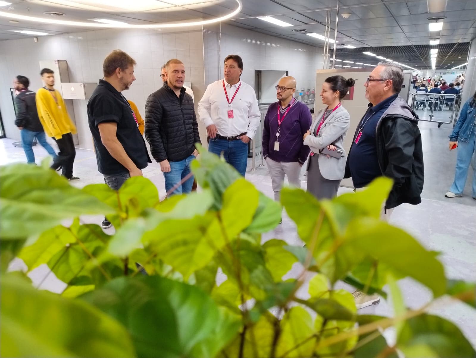 Prefeitura distribui mais de 1.000 mudas de árvores nativas da Mata Atlântica em evento empresarial