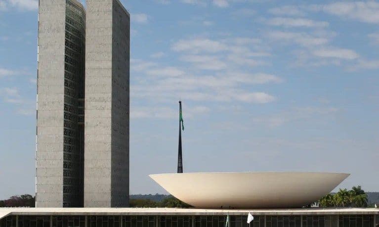 Câmara aprova PL que atualiza a CLT e permite cancelamento digital da contribuição sindical