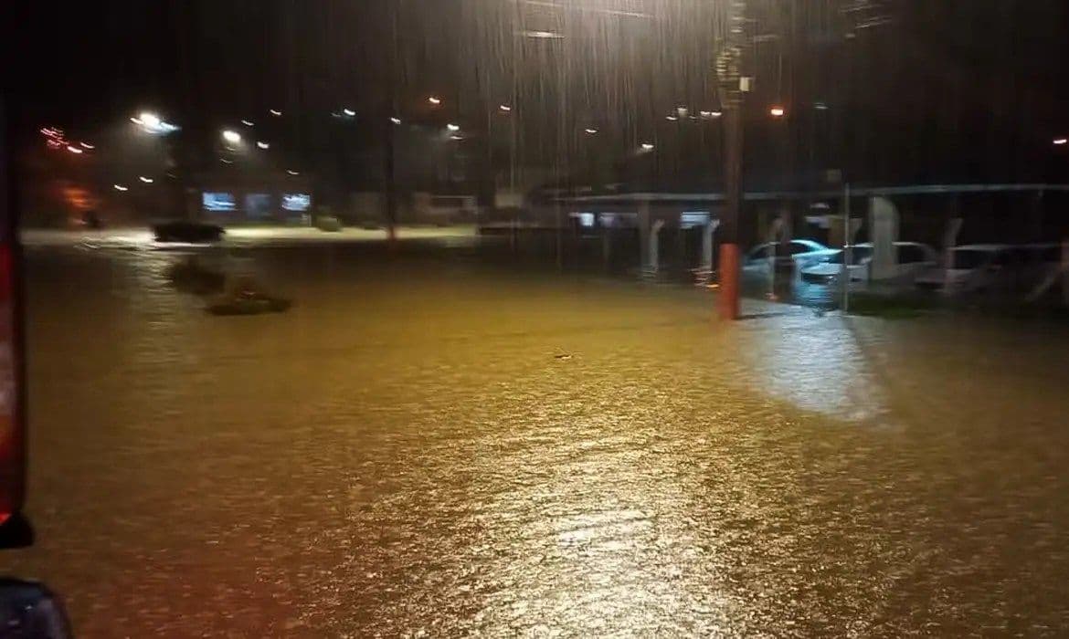Chuvas levam quatro cidades a decretar emergência em Santa Catarina