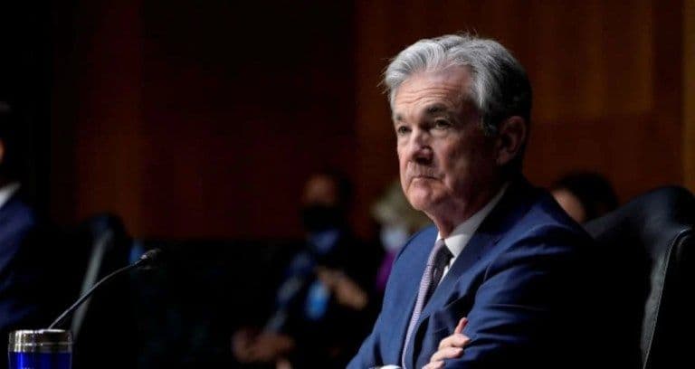 Trump Ataca Powell: Juros e Política do Fed em Crise!