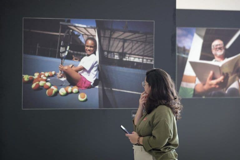 Governo de SP leva exposição fotográfica ‘Retratos de Superação: do Sonho à Realização’ à estação Palmeiras-Barra Funda da CPTM