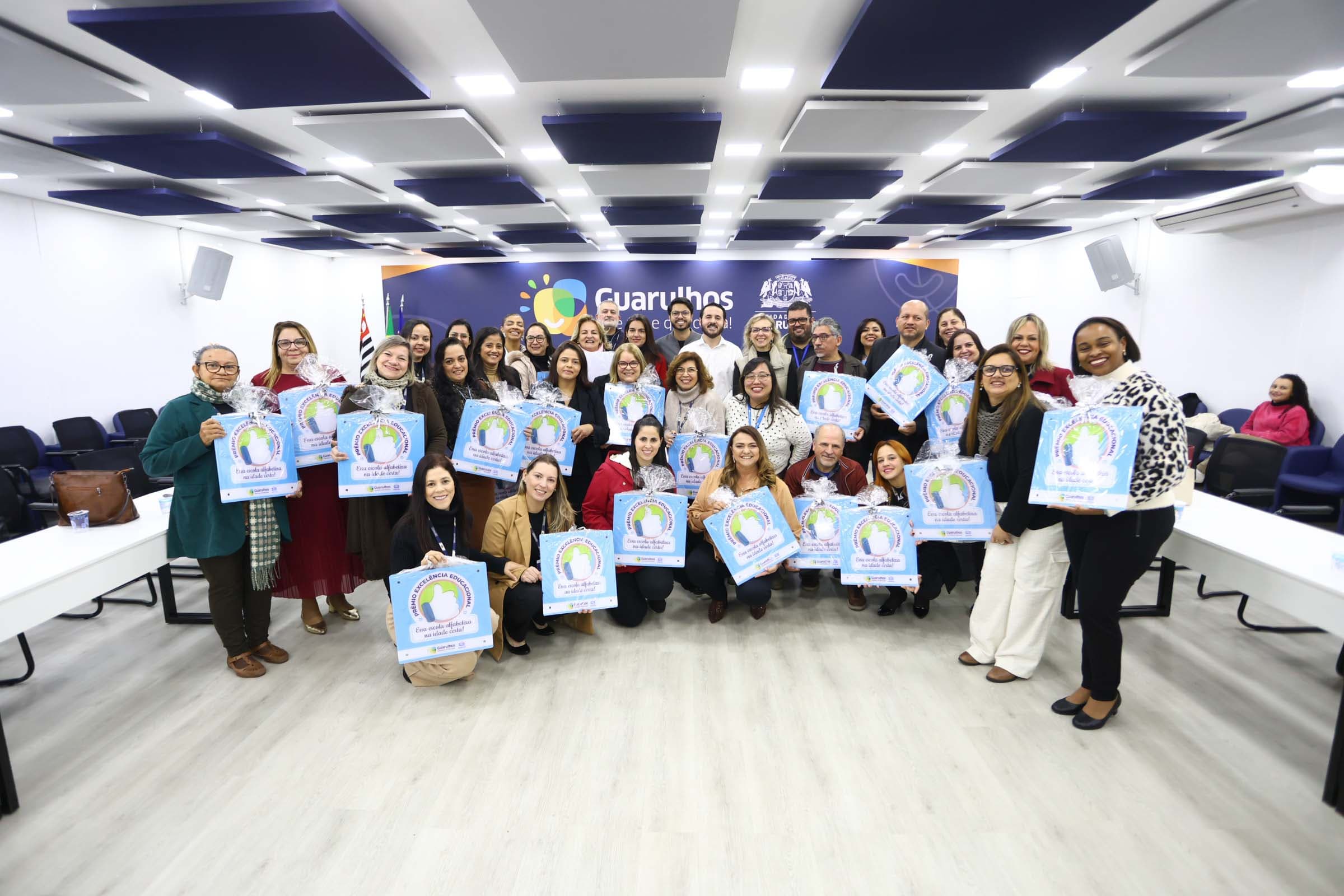 Escolas de Guarulhos com boas práticas em alfabetização são premiadas no Paço Municipal