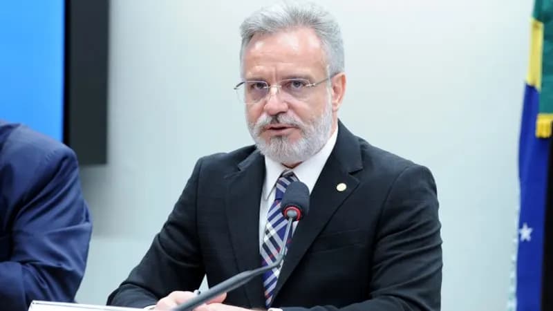 Comissão aprova projeto que torna obrigatório anexar imagem da placa em notificação por radar