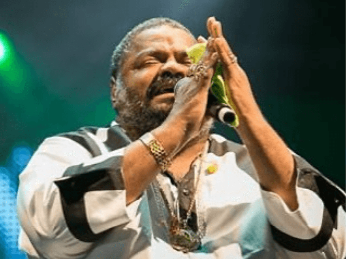 Legado de Arlindo Cruz: Neto emociona ao se despedir cantando samba