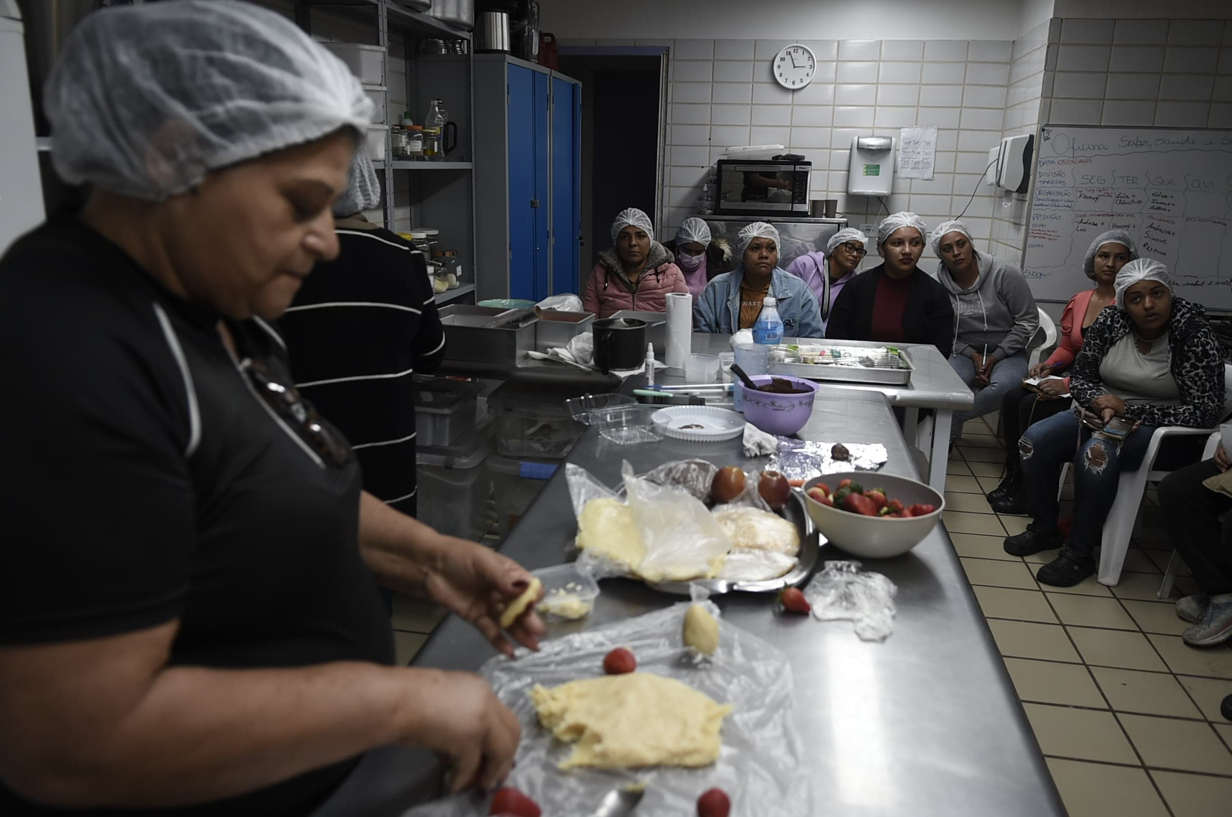 Mães atípicas participam de oficina de culinária da Prefeitura de Guarulhos sobre Morango do Amor