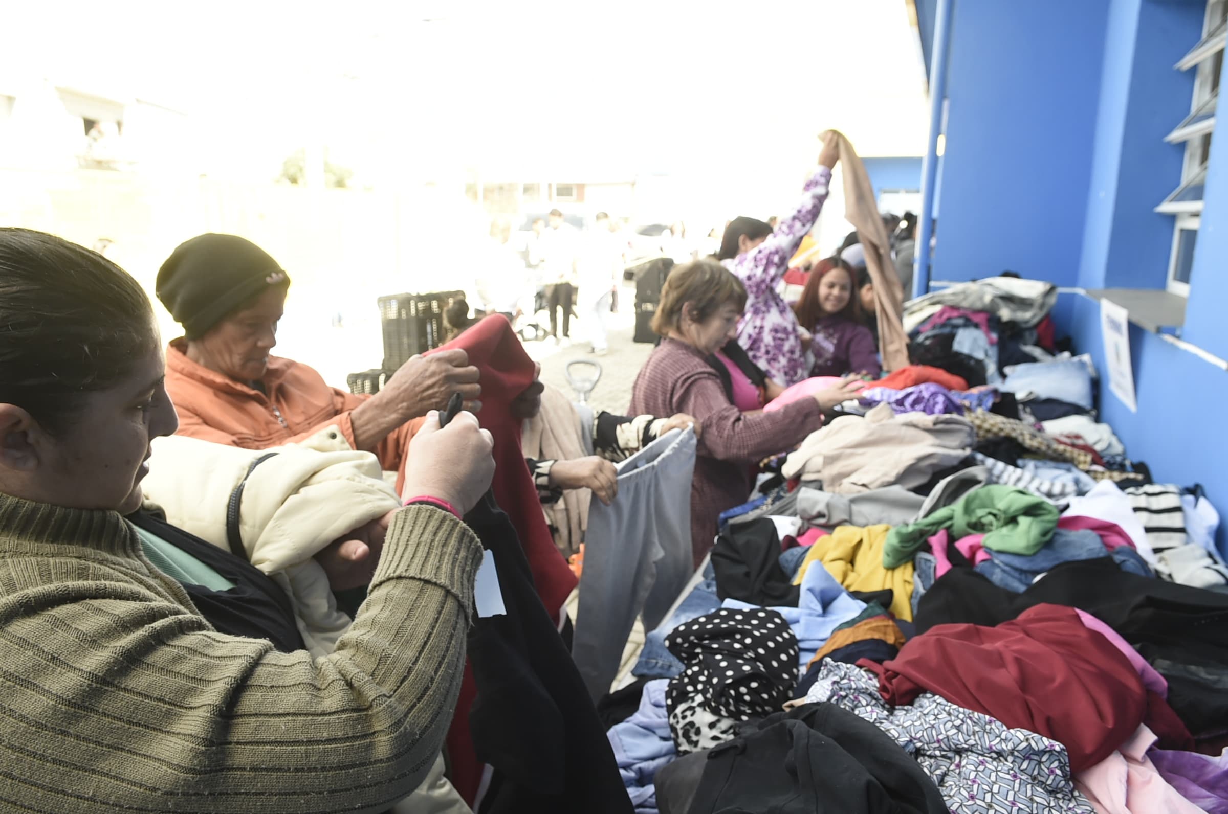 Varal Solidário do Fundo Social de Guarulhos distribui 2 mil roupas na Cidade Satélite