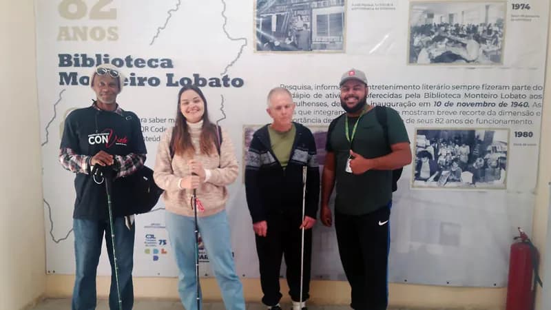 Rolezinho de Bengala leva pessoas com deficiência visual de Guarulhos à Biblioteca Monteiro Lobato