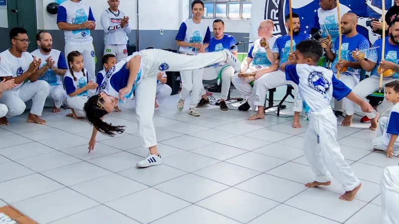 Batizado de grupo de capoeira reúne mais de 300 pessoas em Guarulhos