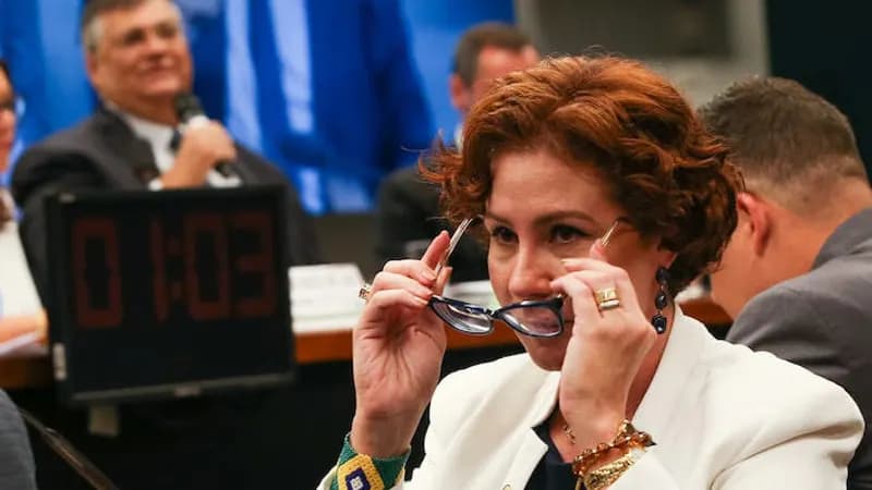 Carla Zambelli faz greve de fome e saúde se agrava na prisão