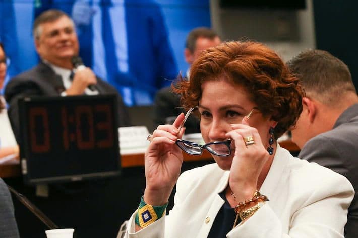 Carla Zambelli faz greve de fome e saúde se agrava na prisão