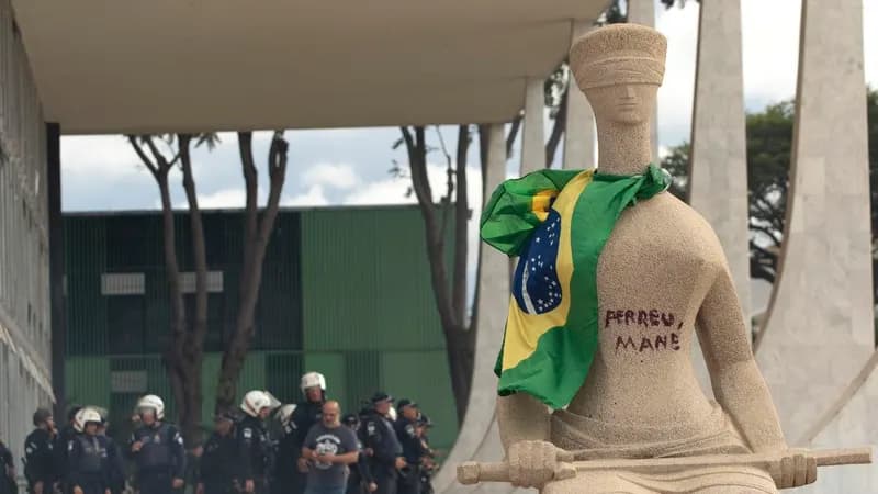 Moraes mantém condenação de mulher que pichou estátua no 8 de janeiro