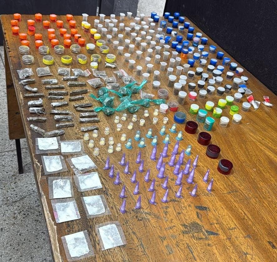 Guarulhos contra as drogas apreende mais de 300 porções de maconha e cocaína