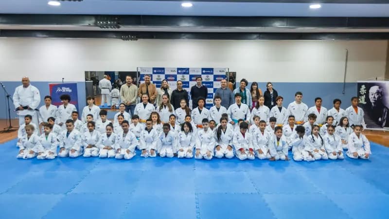 CEU Pimentas celebra entrega de quimonos a alunos do projeto Jovens de Ouro