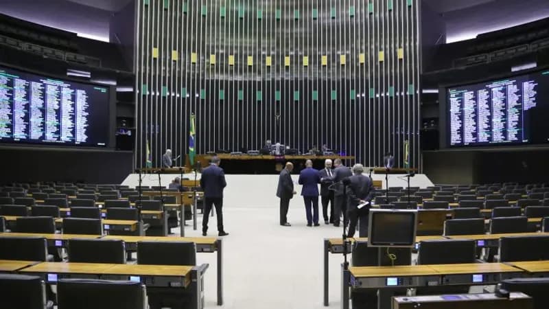 Câmara aprova urgência para projeto que prevê suspensão de 6 meses a deputado que impedir atividade legislativa