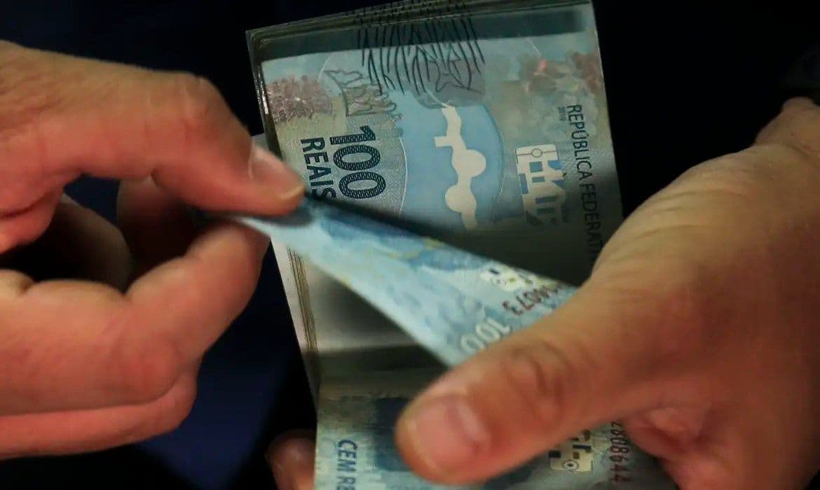Consumo das famílias sobe 5,7% no trimestre móvel fechado em novembro