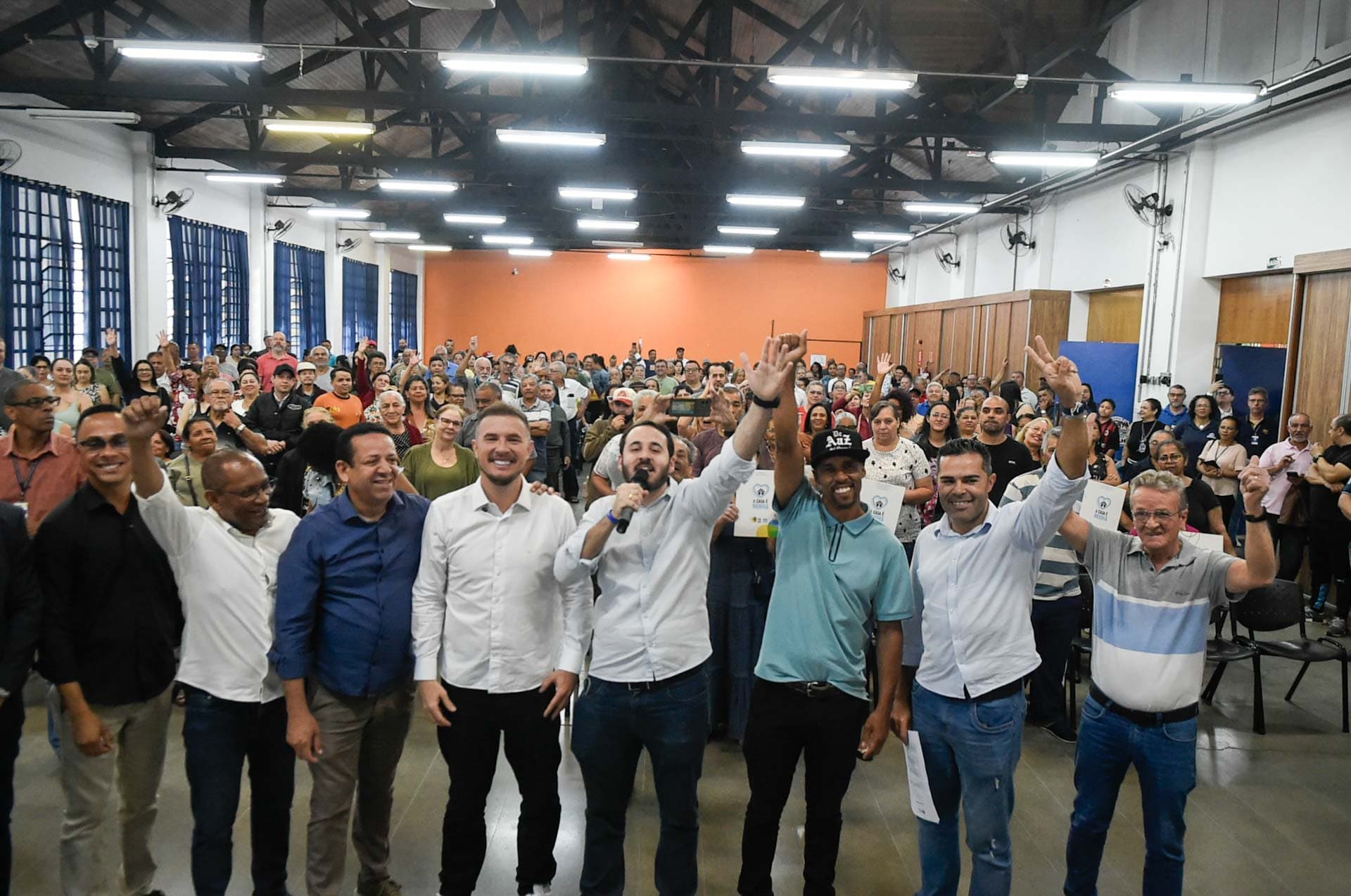 PrePrefeitura de Guarulhos realiza sonho de 255 famílias com entrega de títulos de propriedadefeitura de Guarulhos realiza sonho de 255 famílias com entrega de títulos de propriedade