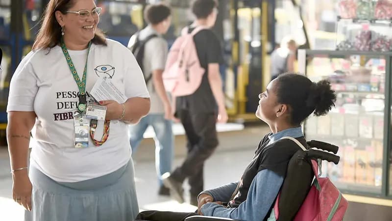 Terminal Pimentas recebe ação de conscientização sobre direitos e inclusão de pessoas com deficiência
