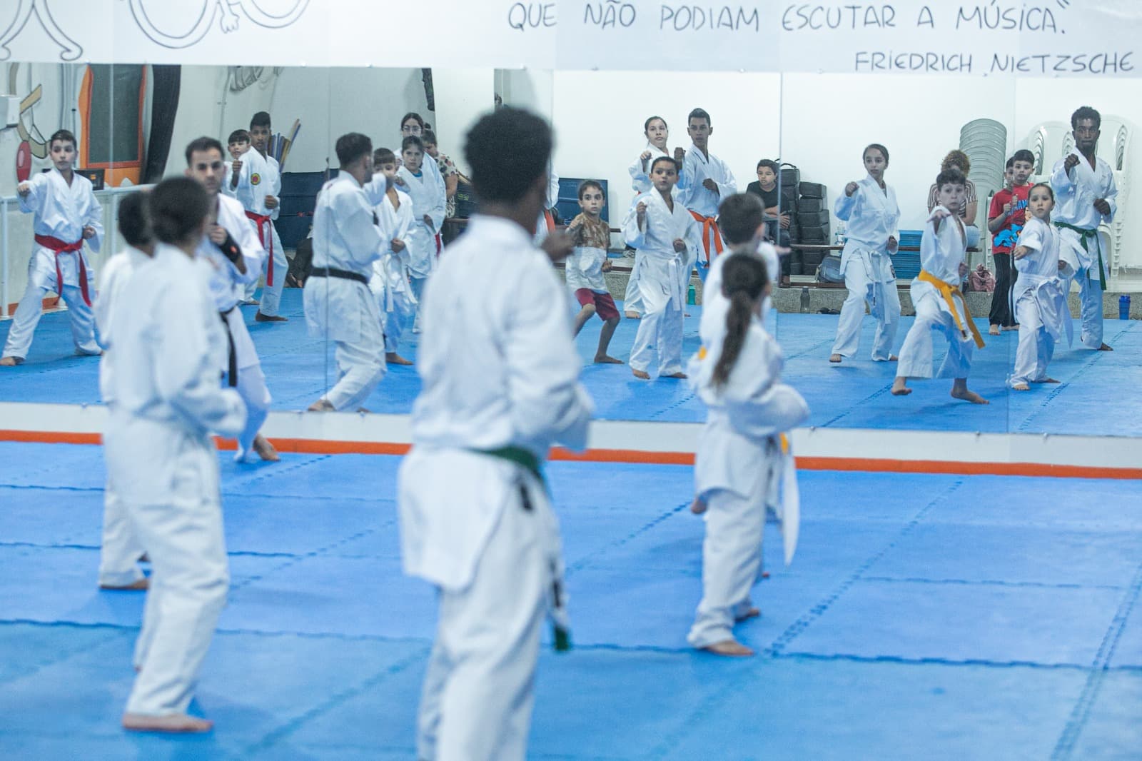 Medalhista de karatê dos CEUs de Guarulhos se prepara para final do Campeonato Brasileiro