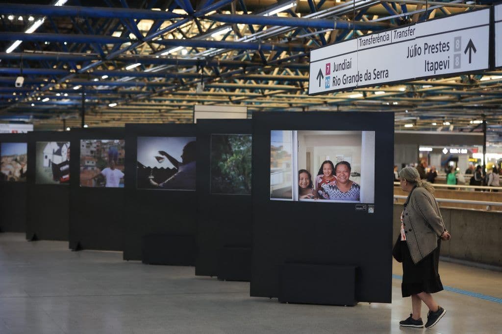Exposição ‘Retratos de Superação: do Sonho à Realização’ chega à estação Clínicas do Metrô