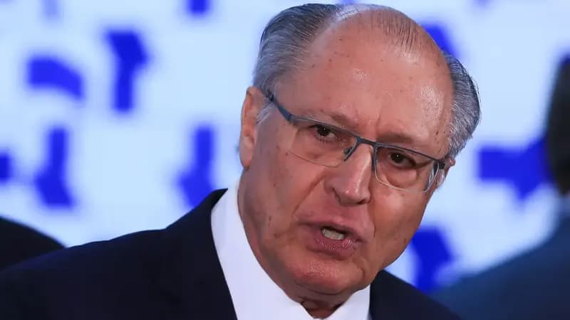 Falha em avião adia retorno de Alckmin ao Brasil