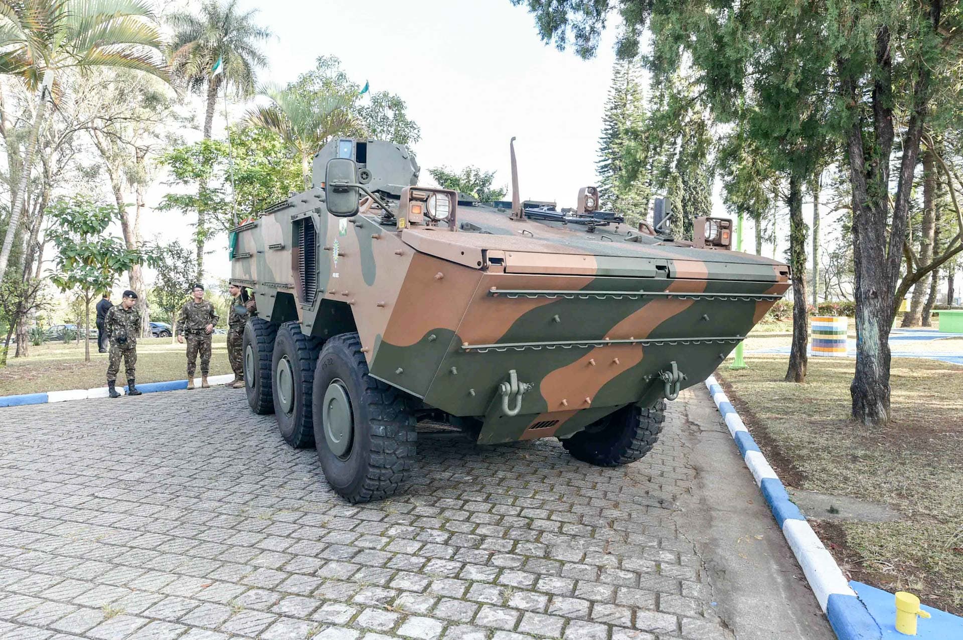 Bosque Maia recebe exposição gratuita de veículo militar