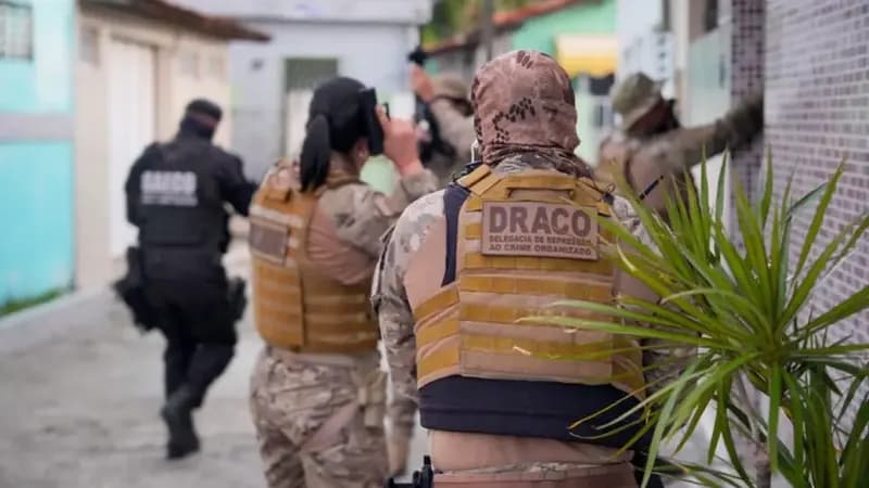 Facção Criminosa Abalada na Paraíba: Líder Foragido e Conexões Políticas Expostas