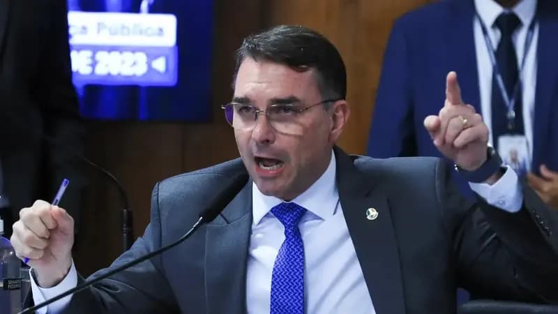 Flávio Bolsonaro busca apoio internacional para Zambelli