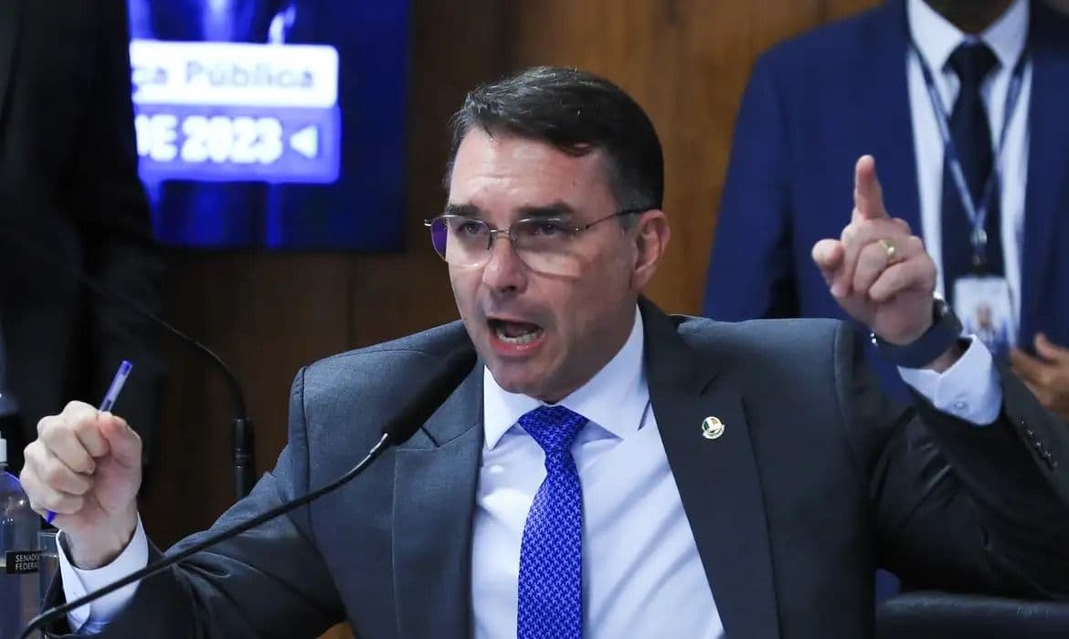 Flávio Bolsonaro busca apoio internacional para Zambelli