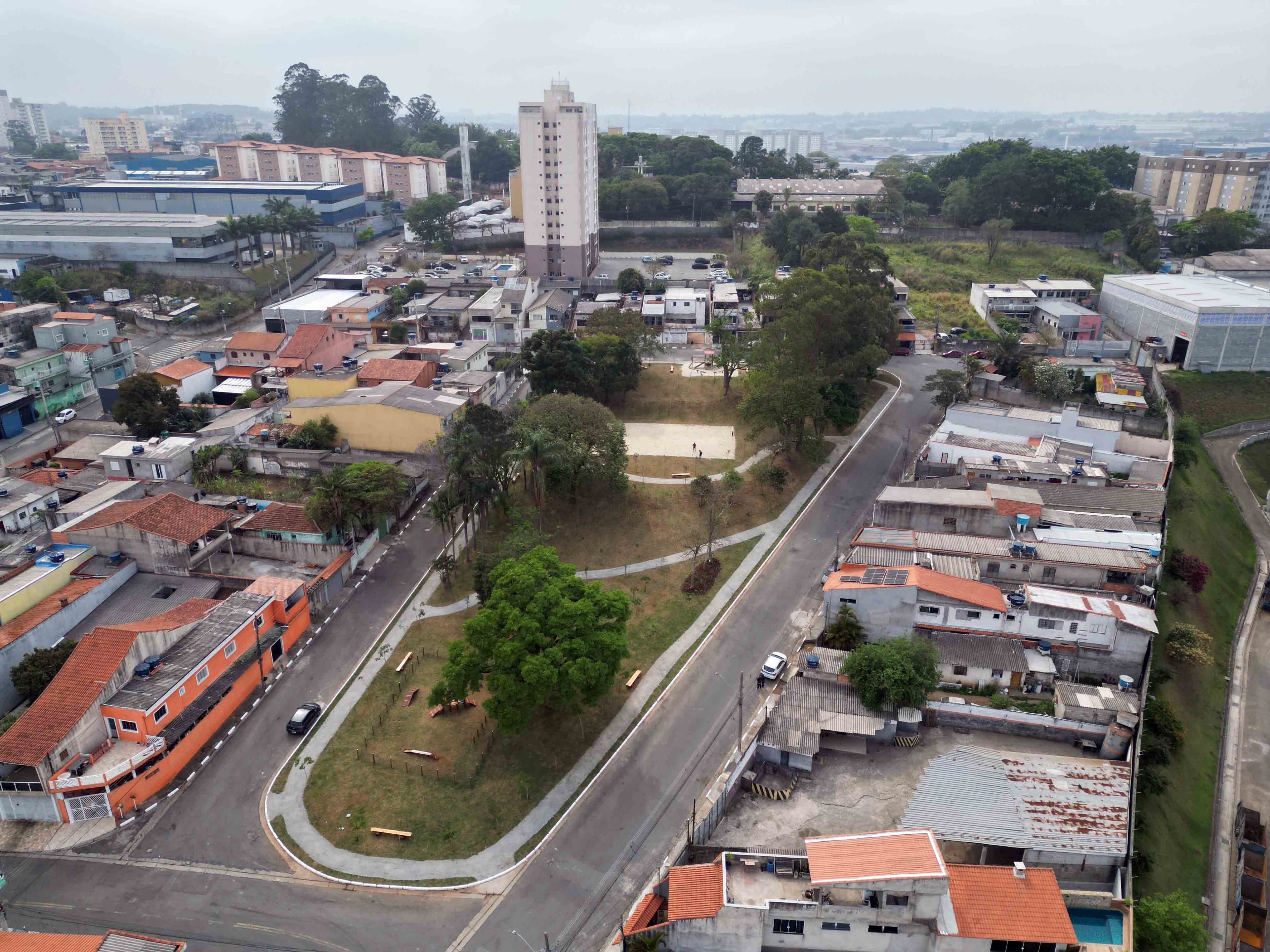 Prefeitura entrega praça no Bonsucesso com novas áreas de lazer à população