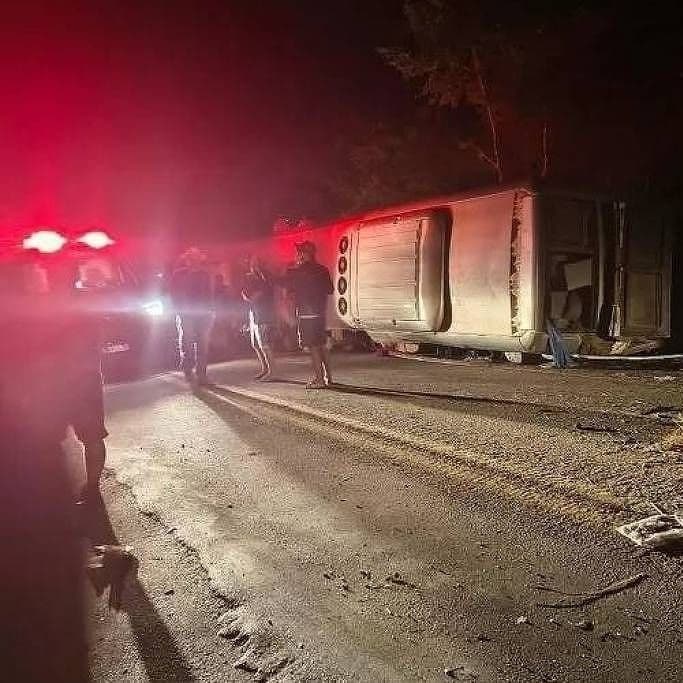 Tragédia em Pernambuco: Ônibus de turismo tomba e deixa 13 mortos