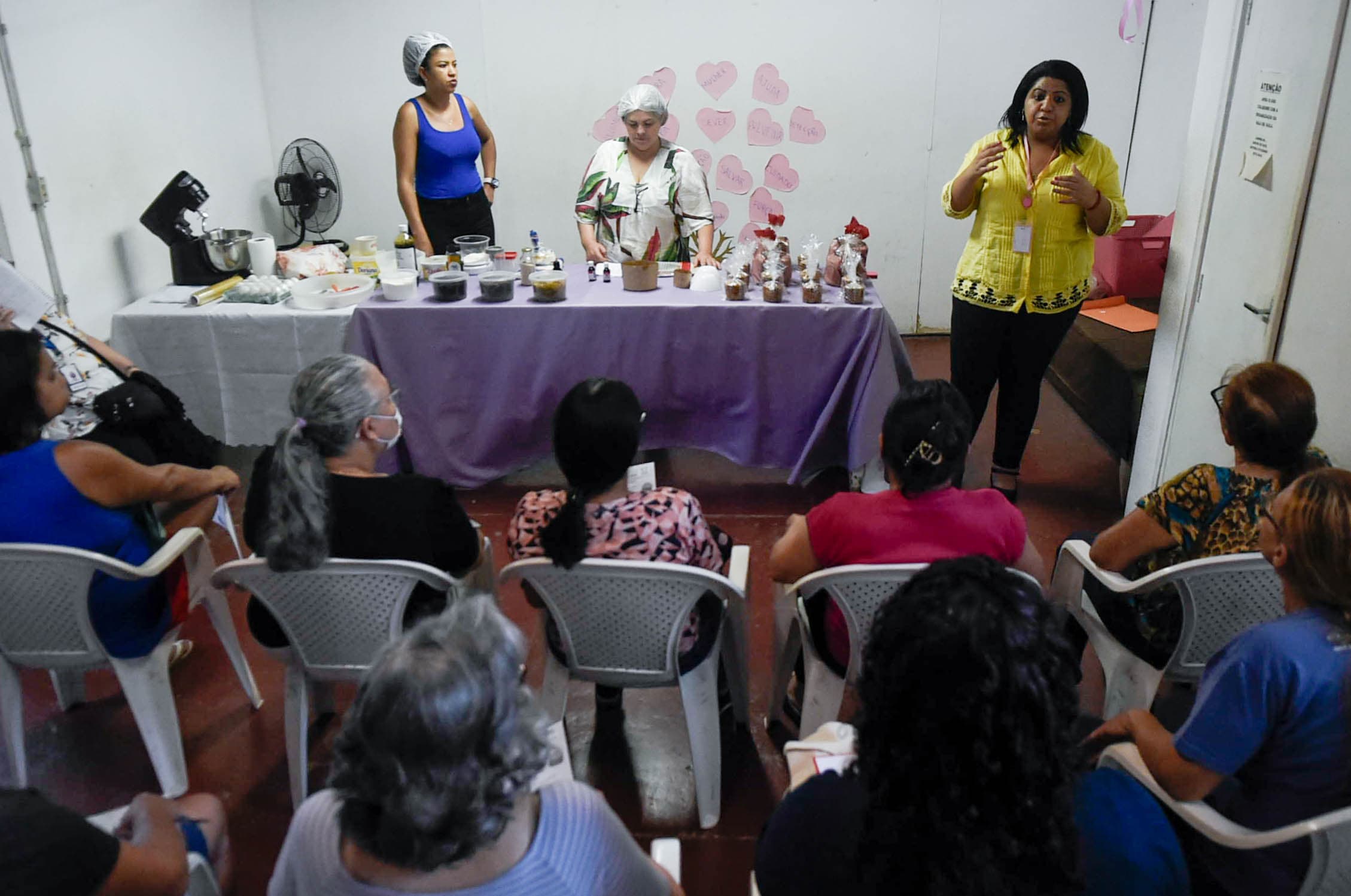 Oficina de panetone na Casa da Mulher abre oportunidade de renda extra