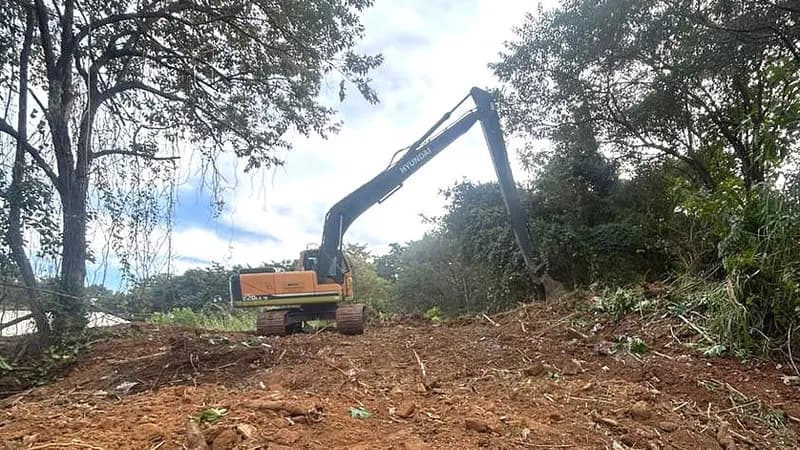 Prefeitura realiza desassoreamento de córrego e vala de drenagem