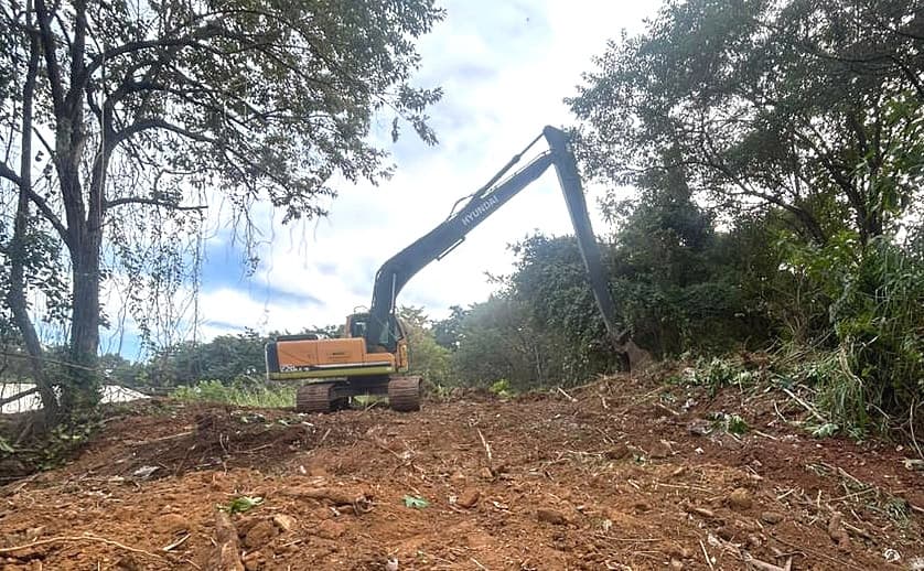 Prefeitura realiza desassoreamento de córrego e vala de drenagem