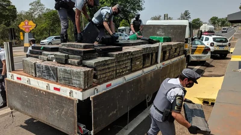 Fiscalização da PM Rodoviária resulta na apreensão de 3,3 toneladas de maconha no interior de SP