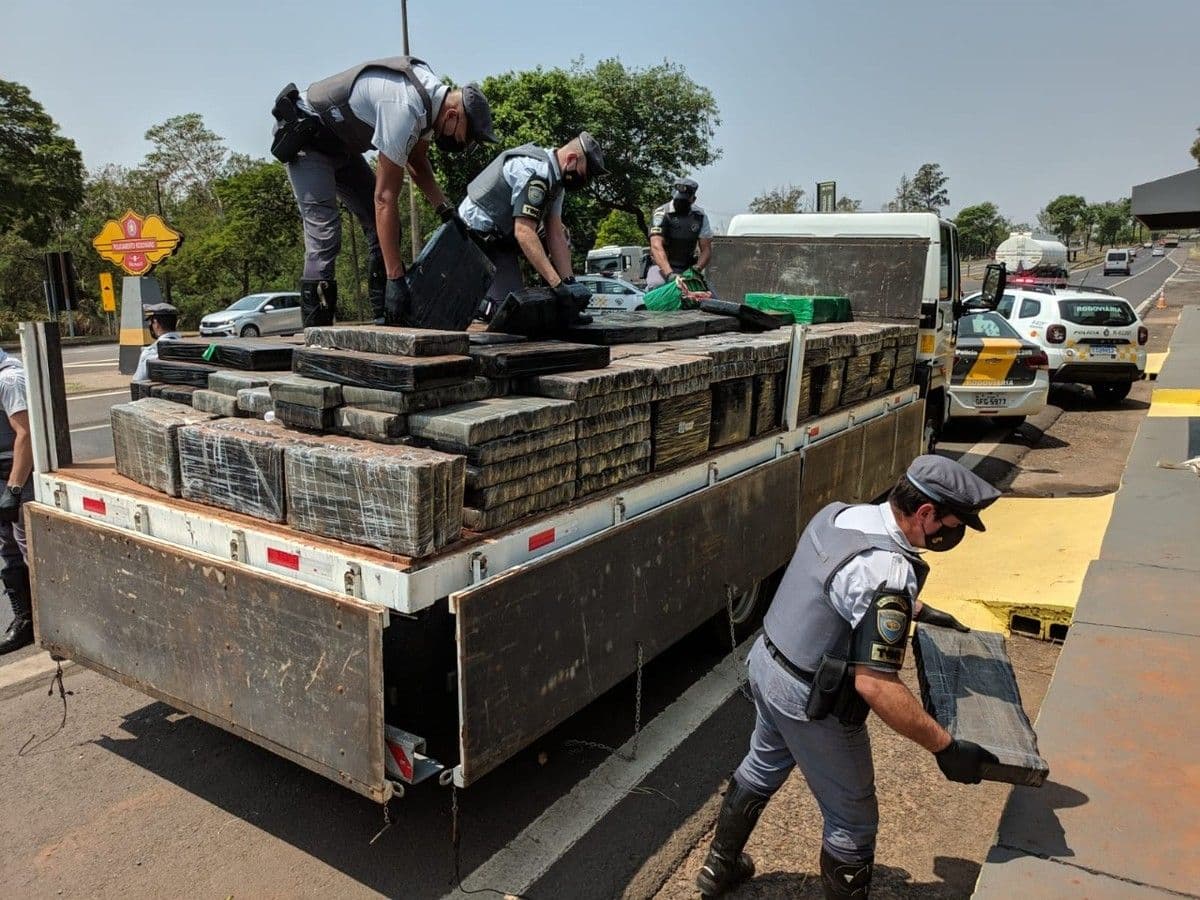 Fiscalização da PM Rodoviária resulta na apreensão de 3,3 toneladas de maconha no interior de SP