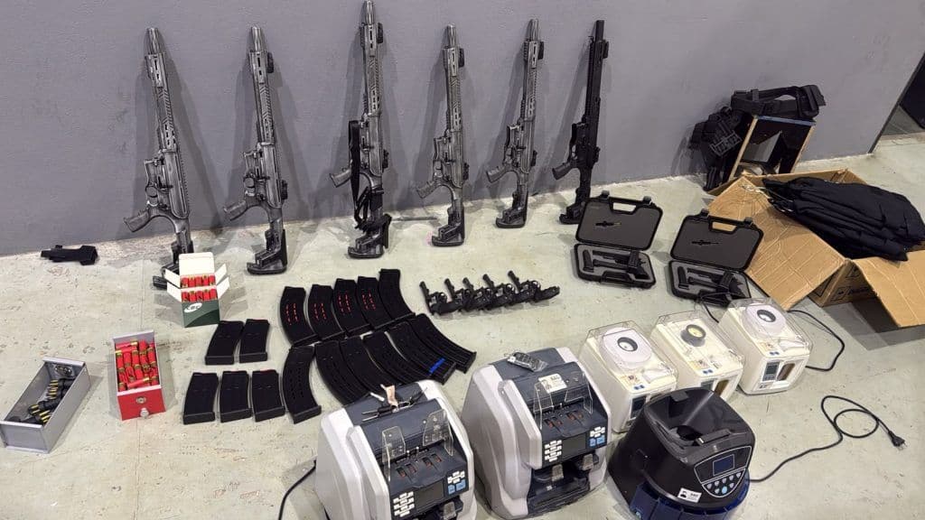 Polícia de SP prende suspeitos de utilizarem transportadora para movimentar drogas, armas e dinheiro em carros-fortes