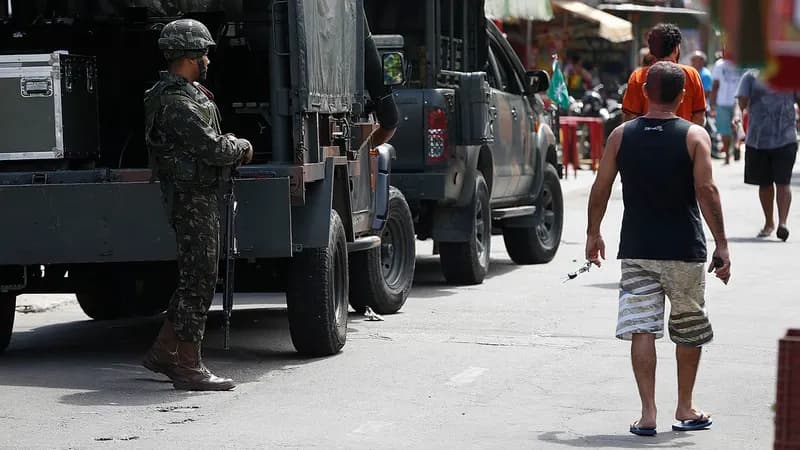 Polícia faz ação para cumprir 56 mandados de prisão na Maré, no Rio