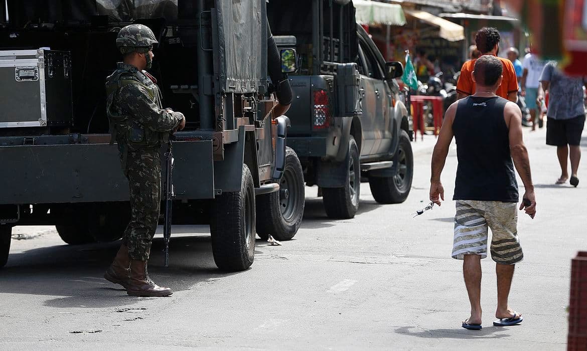 Polícia faz ação para cumprir 56 mandados de prisão na Maré, no Rio