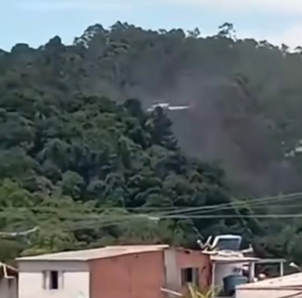 Helicóptero Águia é acionado em busca de suspeito que fugiu para mata no Lavras, em Guarulhos