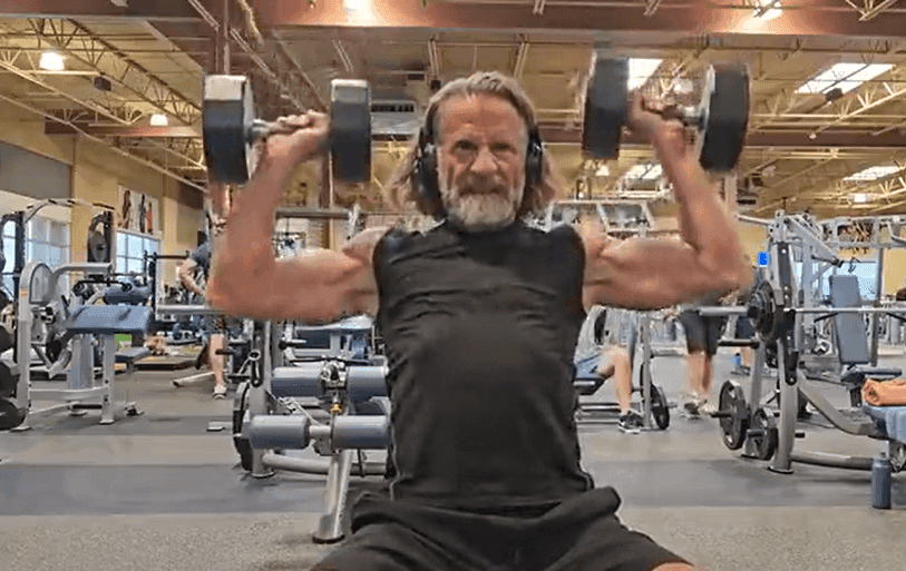 MUDANÇA DE VIDA APÓS OS 50: Dr. das celebridades revela rotina noturna que faz se sentir mais forte aos 50 anos do que aos 30