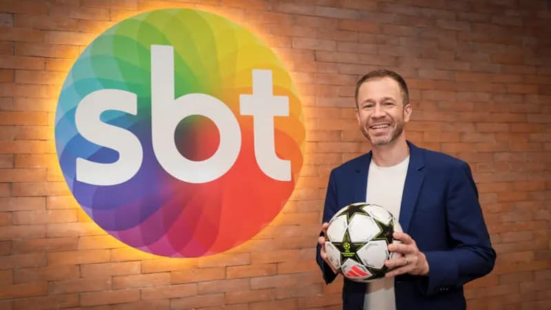 Estreia de Tiago Leifert no SBT em Benfica x Barcelona viraliza: 'Parece FIFA'