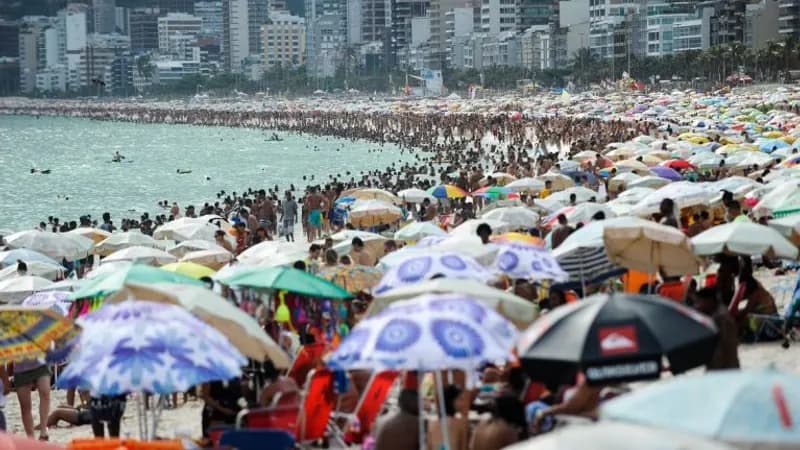 Banho noturno na orla do Rio atrai cariocas e turistas no calorão