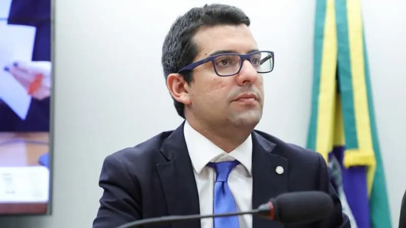 Comissão aprova prisão e multa para quem abandonar animal em carro