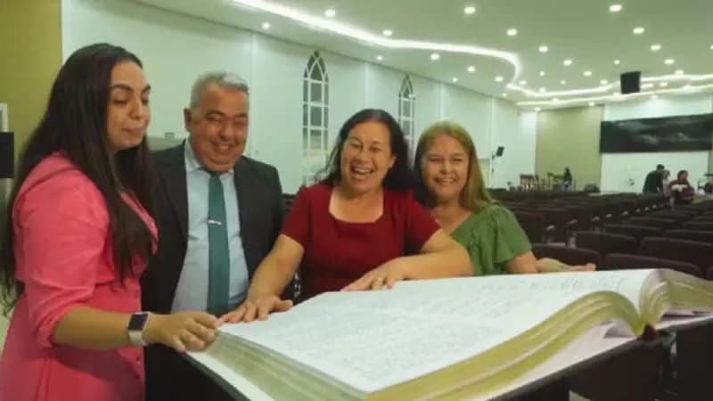 Fiéis da Assembleia de Deus confeccionam Bíblia gigante transcrita à mão, em Goiânia