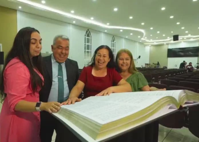 Fiéis da Assembleia de Deus confeccionam Bíblia gigante transcrita à mão, em Goiânia