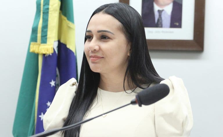 Comissão aprova projeto que define fita com desenhos de corações entrelaçados como símbolo da epidermólise bolhosa