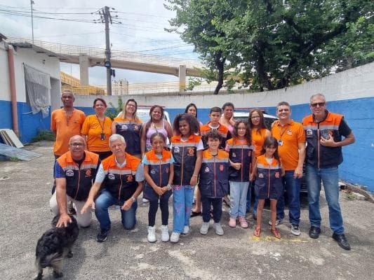 Atividades da Defesa Civil são apresentadas a crianças da comunidade Vila Flora