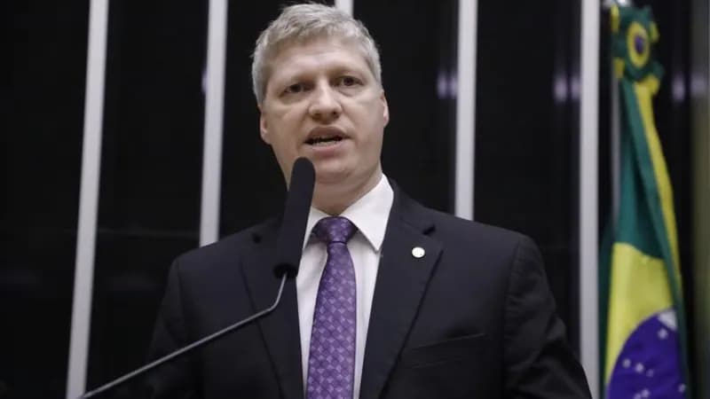 Deputado Van Hattem: Indiciado, mas com Propostas para a Câmara