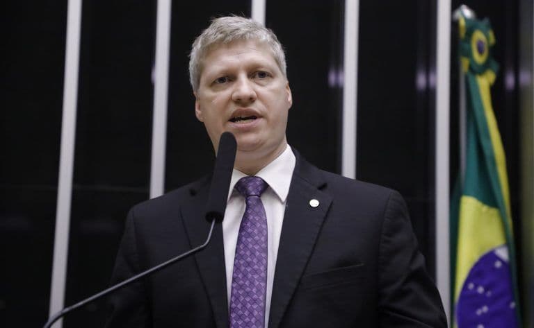 Deputado Van Hattem: Indiciado, mas com Propostas para a Câmara